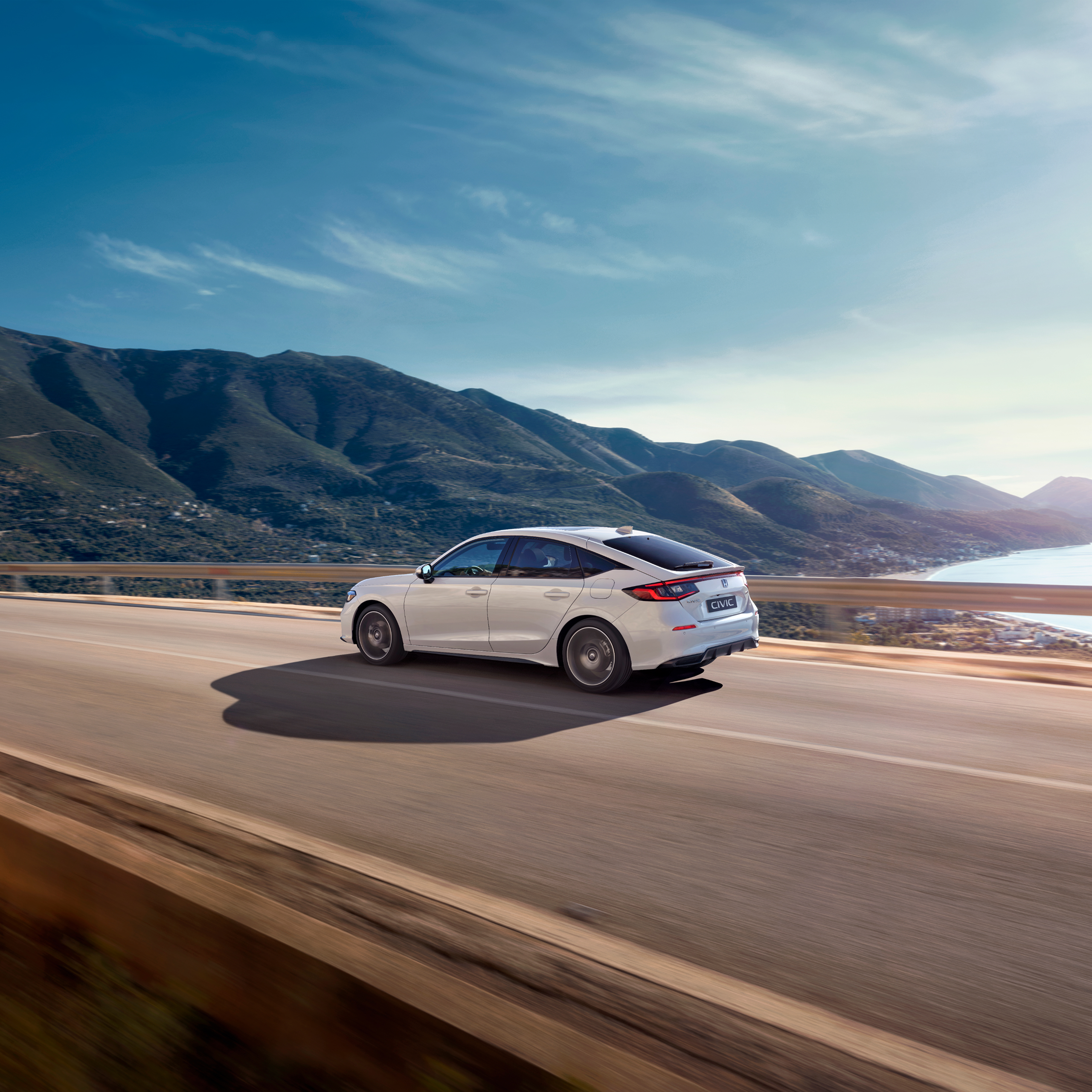 Honda Civic Hybrid rijdend op een snelweg, op een filmische route.